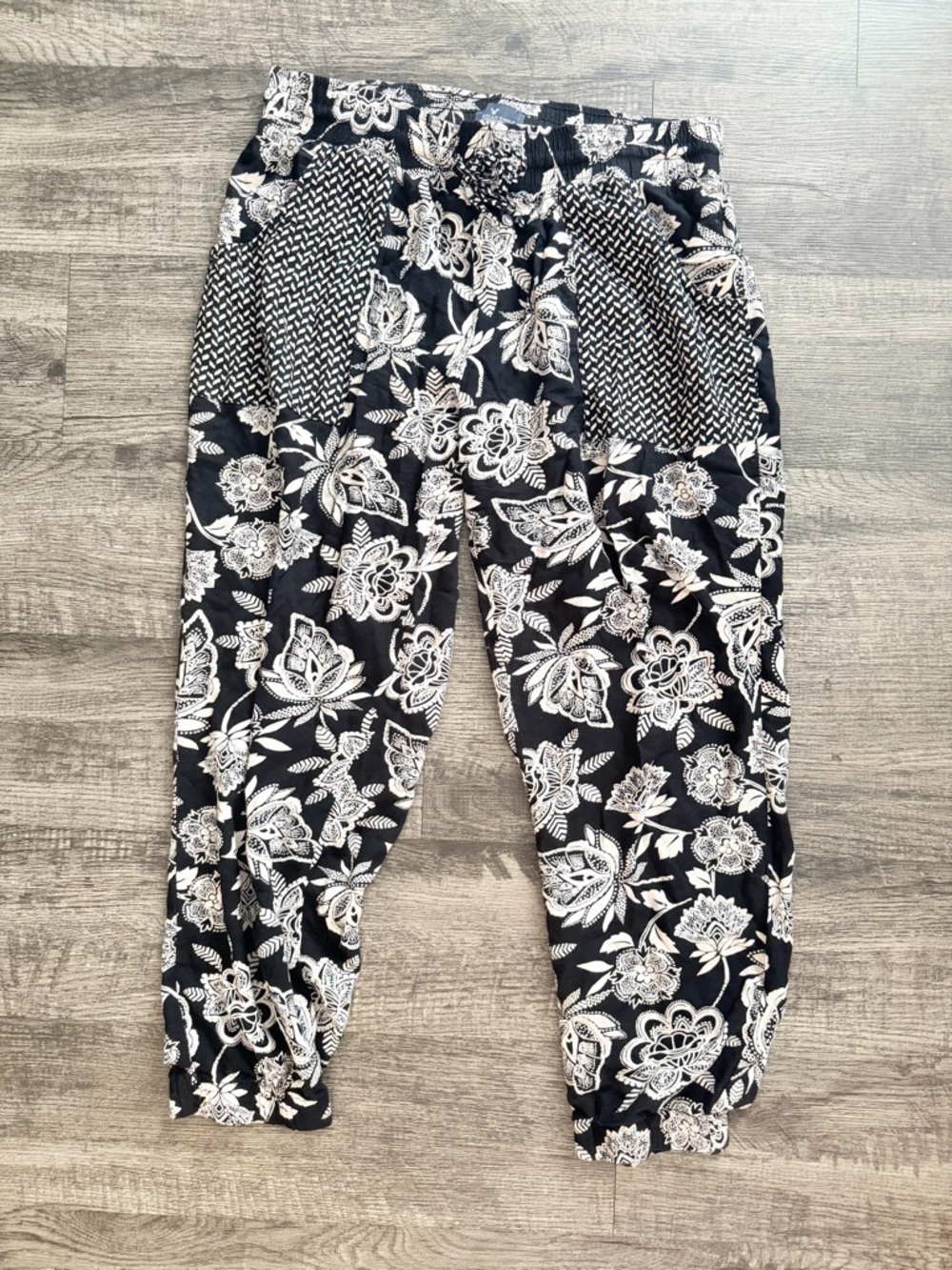 American Eagle Outfitters Black & White Floral Joggers with Contrast Pockets